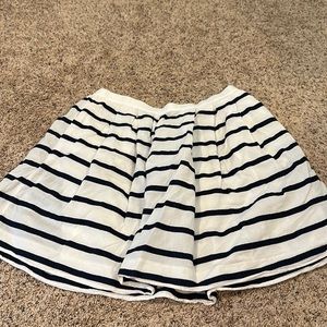 EUC J. Crew flowy skirt. Navy striped. W/pockets. Size 10